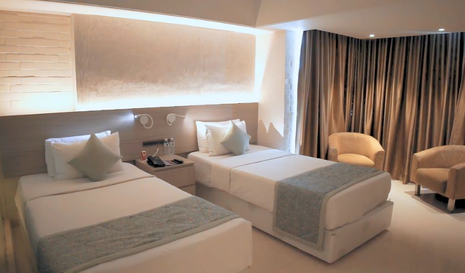 Executive Twin Deluxe Room at Lakeshore Heights Hotel with twin beds, modern décor, and relaxing ambiance.