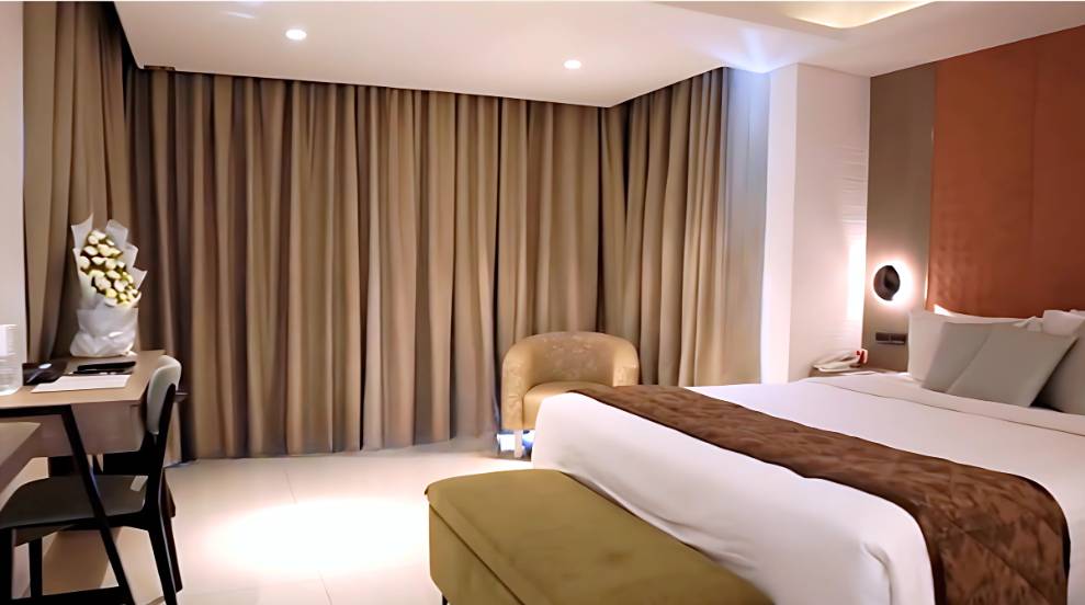 Comfortable room at Lakeshore Heights Hotel with modern décor, cozy furnishings, and premium amenities.